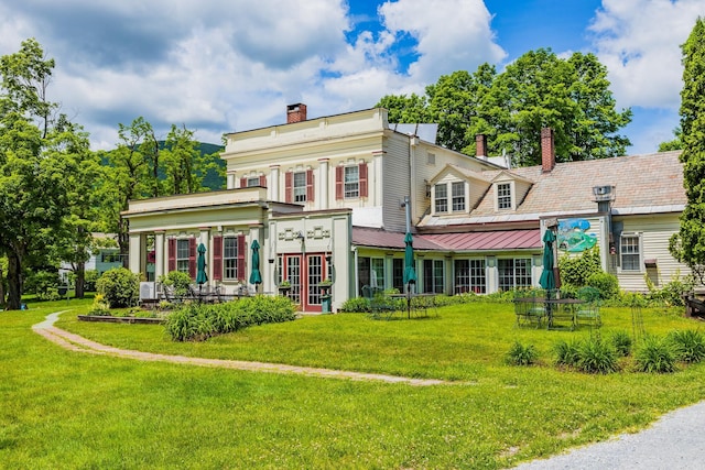 view of front of house featuring a front lawn