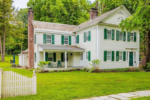 view of front of home featuring a front yard and covered porch