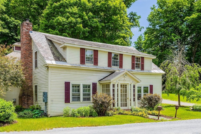 colonial inspired home with a front yard