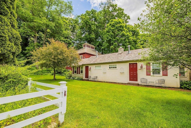 single story home with a front lawn