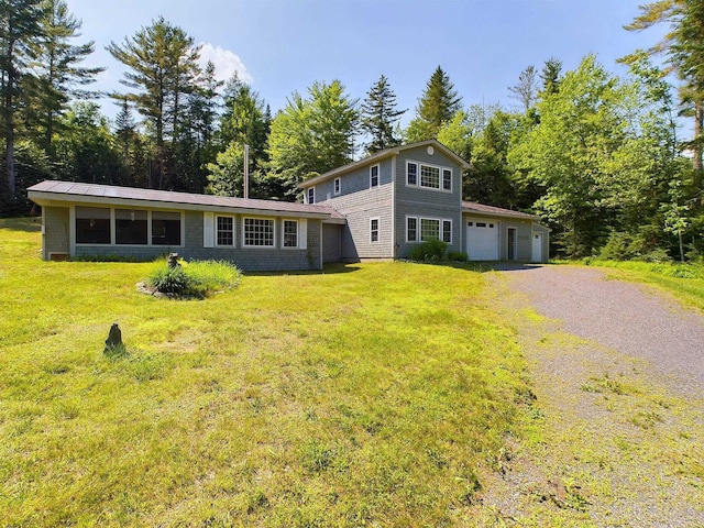 view of front of property featuring a front lawn and a garage