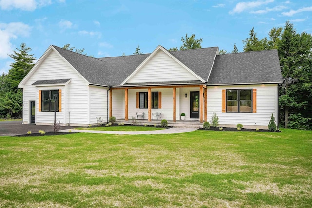 view of front facade featuring a front yard and a porch