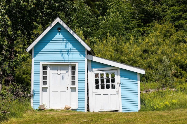 view of outdoor structure with a lawn