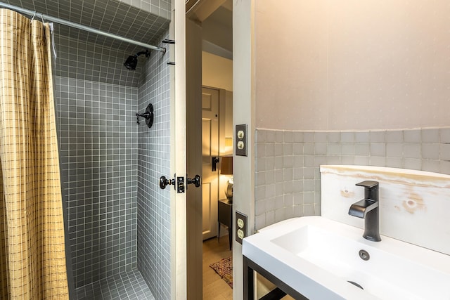 bathroom featuring sink and a shower with curtain