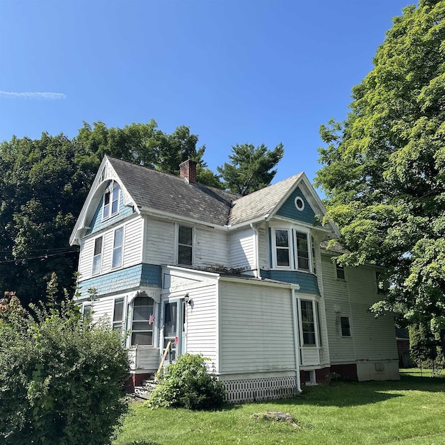 view of front of home featuring a front yard