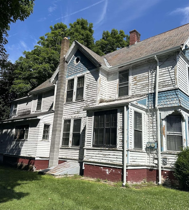 back of house featuring a yard