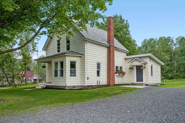 view of front of property featuring a front yard