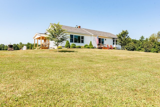 view of front of property featuring a front lawn