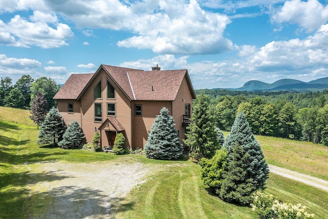 view of front facade featuring a mountain view and a front lawn