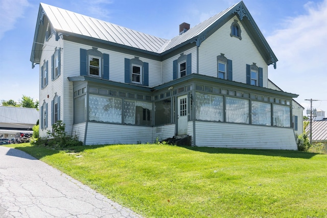 view of front of house featuring a front yard