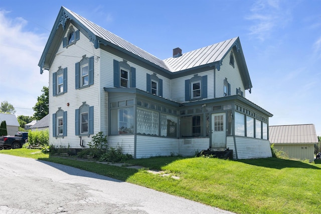 view of front facade featuring a front lawn