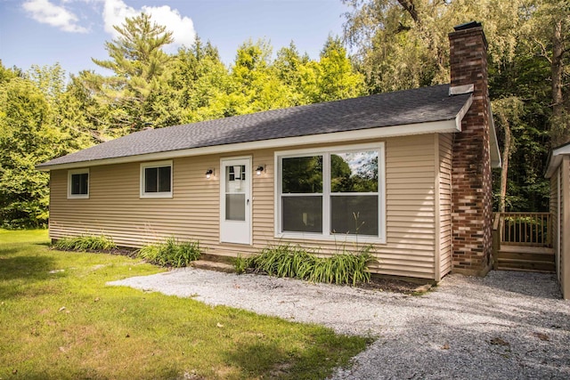 view of front of home with a front lawn