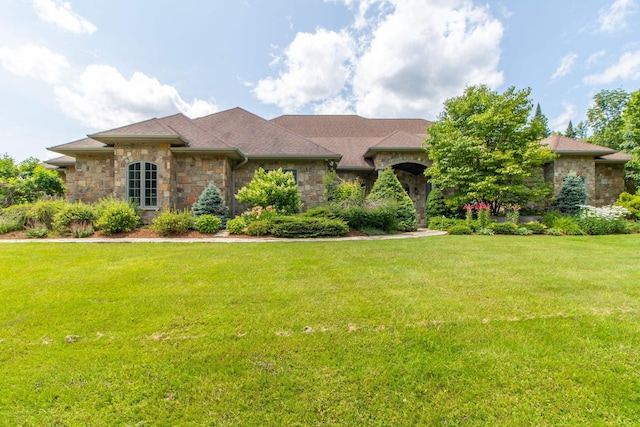 view of front of property featuring a front yard