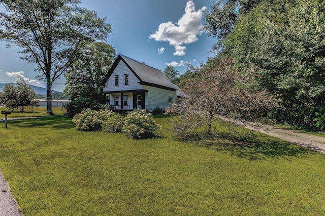 view of front of property featuring a front yard