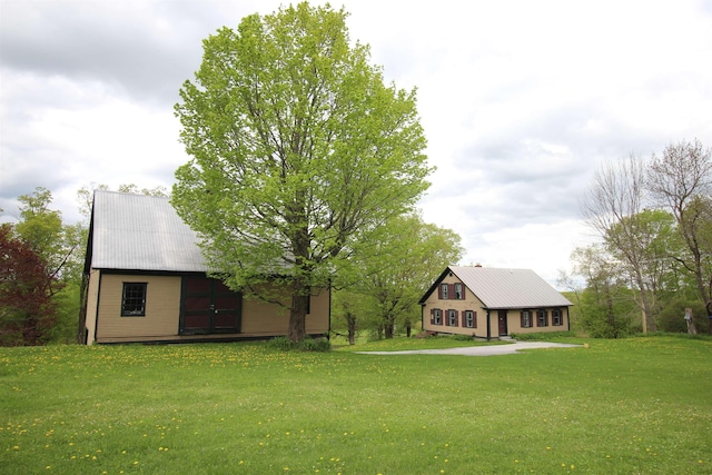 view of yard with an outbuilding