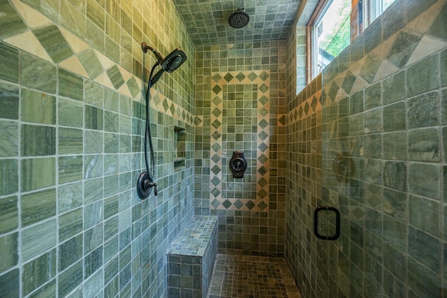 bathroom featuring tiled shower