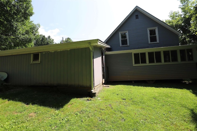 back of house featuring a lawn