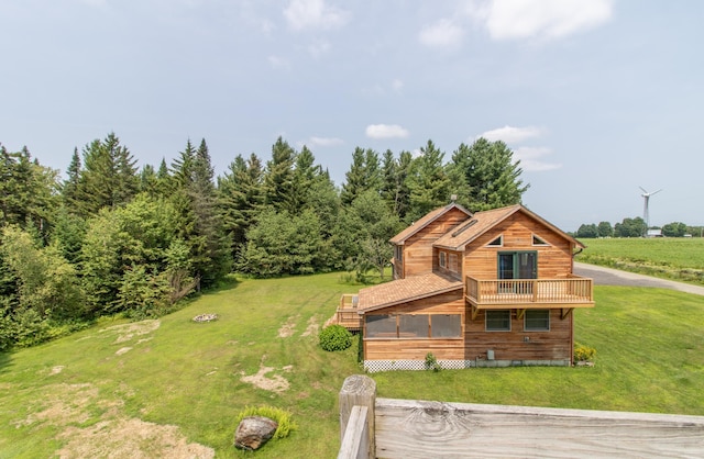 view of front of property featuring a wooden deck and a front lawn