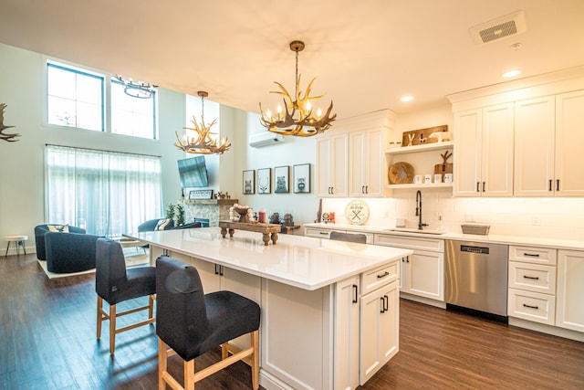 kitchen featuring visible vents, an inviting chandelier, a sink, dark wood-type flooring, and dishwasher