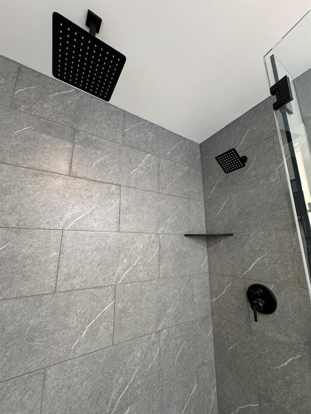 room details featuring a tile shower