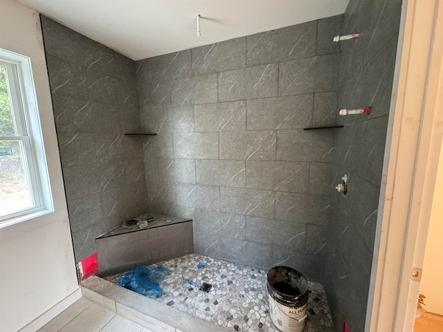 bathroom featuring a tile shower