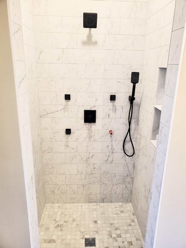 bathroom featuring a tile shower