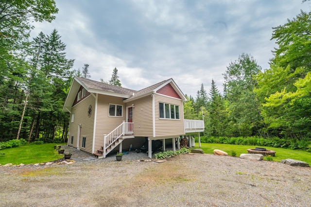 view of front of house featuring a front yard and an outdoor fire pit