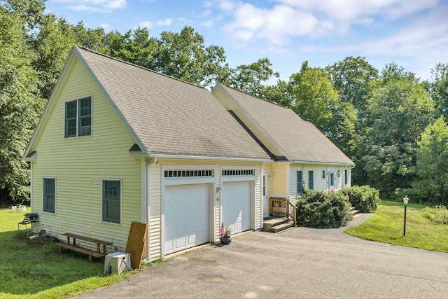 view of front of property featuring a shingled roof and a front lawn