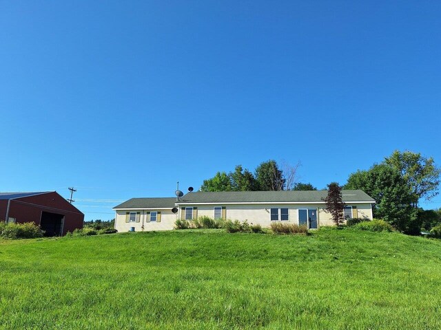 view of front of house with a front lawn