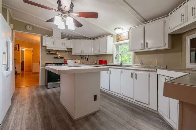 kitchen with a sink, dark wood-style floors, white fridge with ice dispenser, stainless steel electric range oven, and ceiling fan