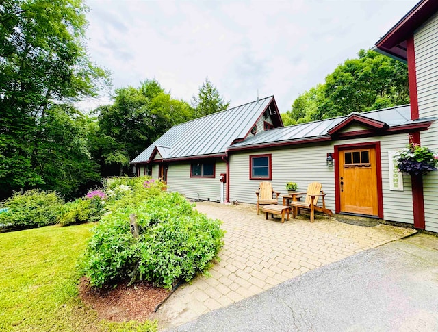 view of front of home featuring a patio and a front lawn