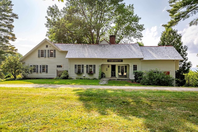 view of front of property featuring a front lawn