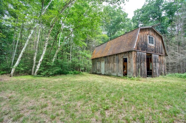 view of yard with an outbuilding