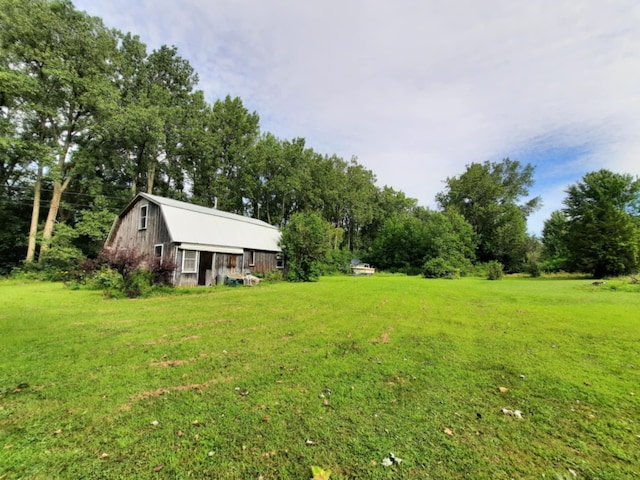 view of yard with a barn