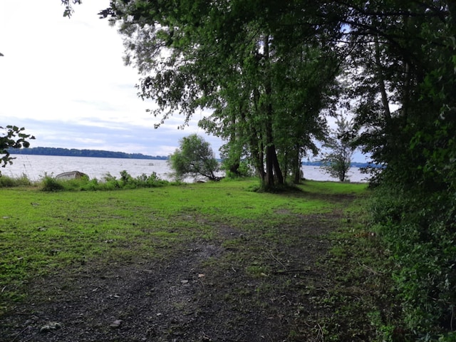 view of yard featuring a water view