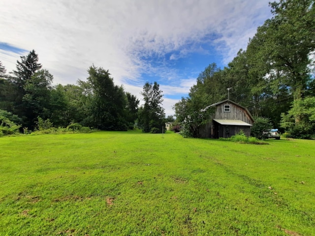 view of yard featuring a barn