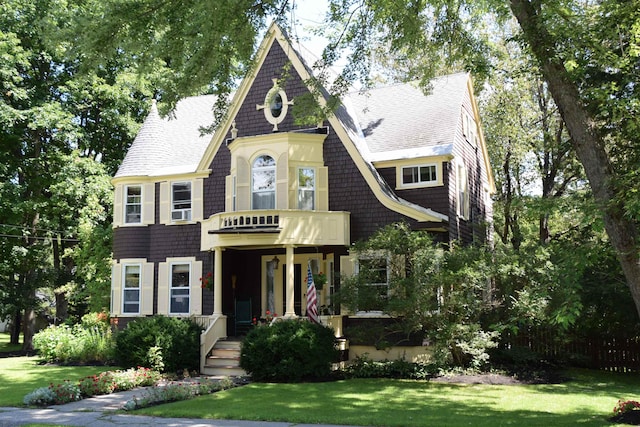 view of front of property featuring a front yard