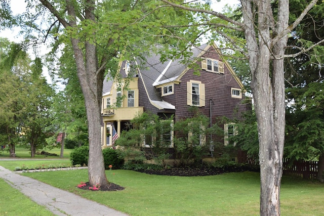 view of front of home with a front lawn