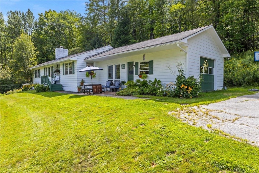 single story home with a front yard