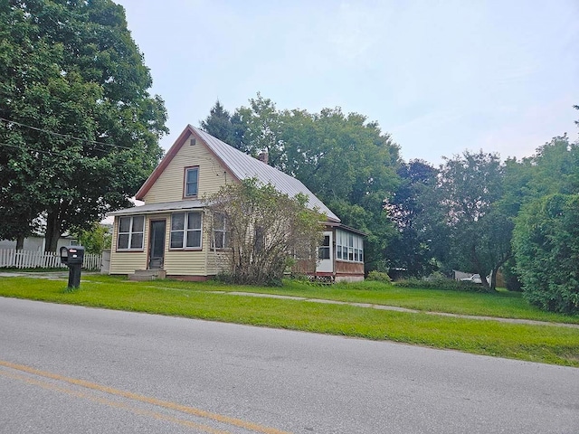 view of front of property featuring a front lawn