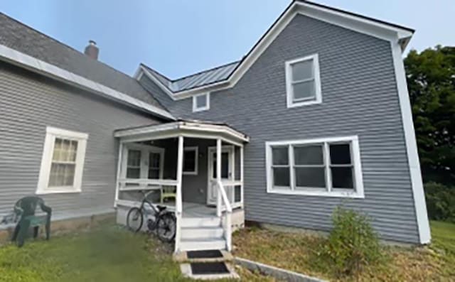 10 Hawthorne St, Plymouth, NH 03264 - view of front facade featuring a front lawn and covered porch