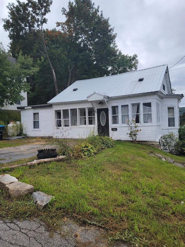 view of front of house with a front yard