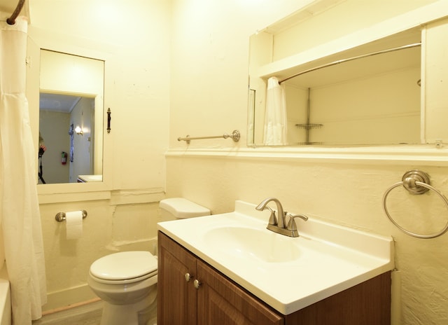 full bathroom featuring vanity, shower / tub combo with curtain, and toilet