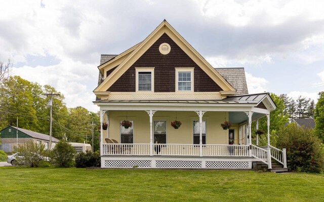 view of front of property featuring a porch and a front lawn