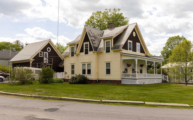 view of front of house featuring a front yard and covered porch