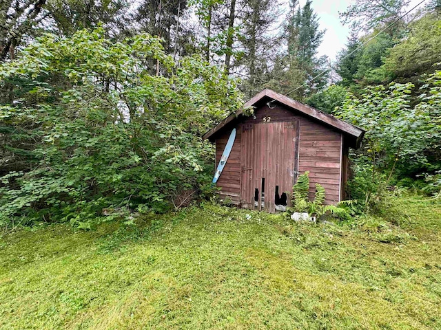 view of outdoor structure featuring a yard