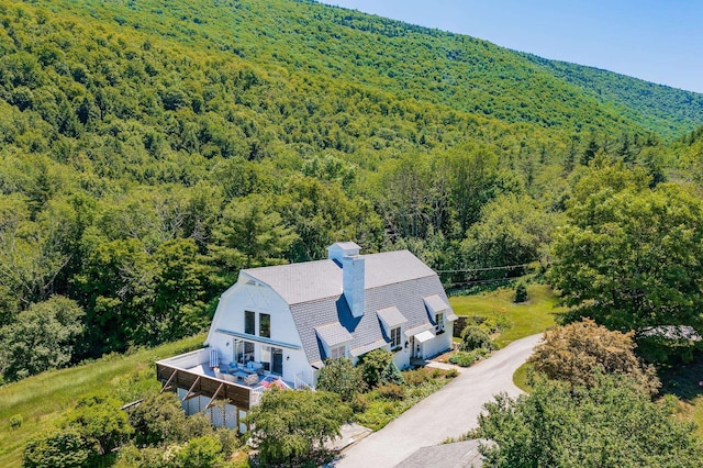 birds eye view of property featuring a forest view
