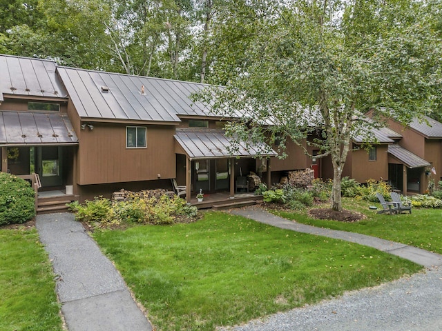 view of front of property featuring a front yard