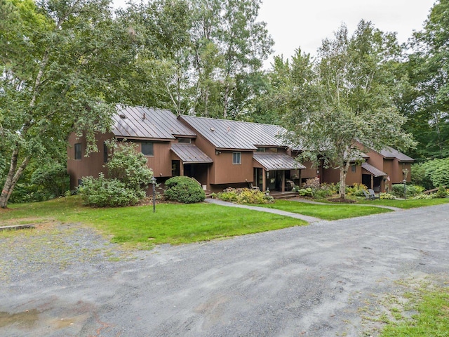 view of front facade with a front lawn