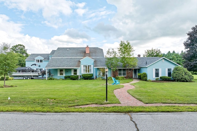 view of front of property featuring a front lawn